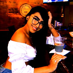 Pragtige Vrou in 'n Witte Blouse - OnlyFans Model