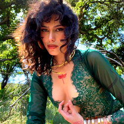 Pragtige Vrou in Blou Glans - OnlyFans Model