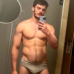 Stoer Man in Strohbroek - Onverstaanbare Skouspel