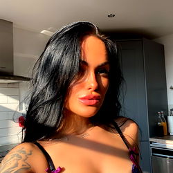 Pragtige Vrouelike Model - Saskia Jade