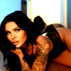 Pragtige Model in 'n Sensuele Pose – Ontdek haar Voorkoms!