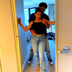 Pragtige Model in Gesellige Omstandighede