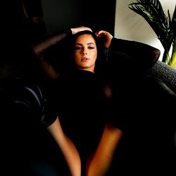 Pragtige Model in 'n Sekere Posisie – Unieke Voorskou