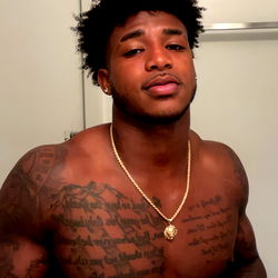 Pragtige Manlike Model met Krabbeskoere - Unieke Visuele Ervaring