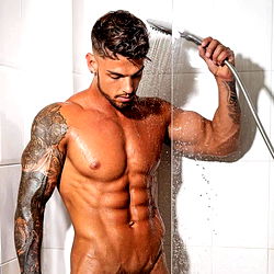 Juicy Jay: 'n Sensuele Badkamer-Presentasie