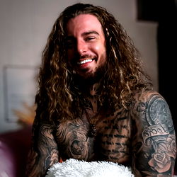 Geselle Model met Impakvolle Tattoo's