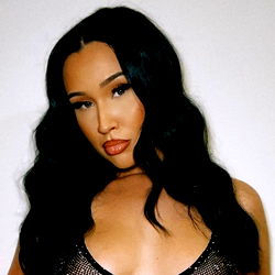 Pragtige Vrou in Nuutste Mode – OnlyFans Model