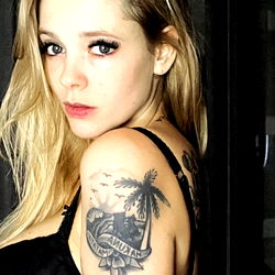 Pragtige Model met Tattoos - 'n Unieke Visuele Ervaring