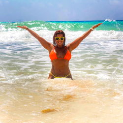 Pragtige Vrou in Badpak by die Strand - 'n Unieke Visuele Ervaring