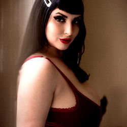 Pragtige Streek Model in 'n Romantiese Rok