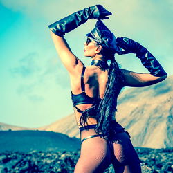 Sensuele vrou in die woestyn – OnlyFans Model