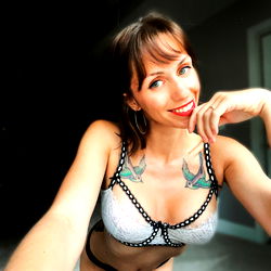 Pragtige Model met Boelwerk-Tattoo