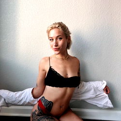 Pragtige vrou sit in 'n slaapgif – 'n Unieke Blik