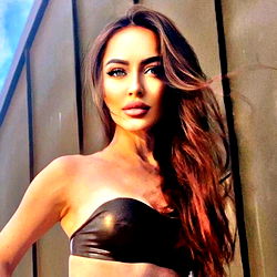 Pragtige Model in Swart Top - Unieke Voorkoms!