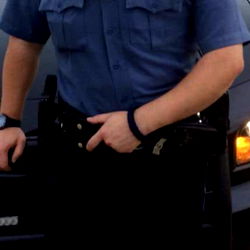 Stadmodel in Swart Broek – Unieke Afrikaanse Opsomming