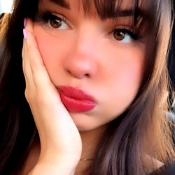 Pragtige Vrou met Donker Haare - 'n Opvallende Model