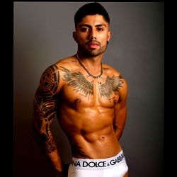 Baie aantreklik Manlike Model in Spiere – Ontdek Mateus!