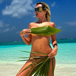 Sensuele model by die strand - 'n Onvergeeflike voorkoms!