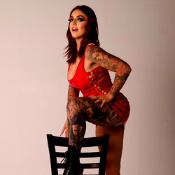 Sensuele Model in 'n Rooi Vlug, OnlyFans Streek