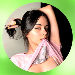 Pragtige Vrouelike Model in 'n Sensuele Outfit