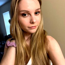 Pragtige Vrouelike Model in Silvere - Lily Brooke