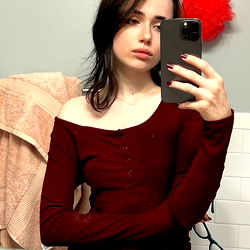 Pragtige vrou in 'n Off-Shoulder Romper - OnlyFans Model