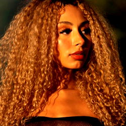 Pragtige Vrouelike Model in 'n Sexy Outfit