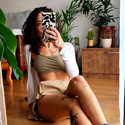 Pragtige vrou in 'n sagte, oop rok - OnlyFans Model Angela 🌿