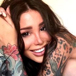 Pragtige Model met Fantastiese Tattoo's