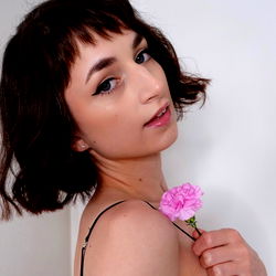 Pragtige Vrou in 'n Skoopkleurige Leer-Top – 'n Modelfoto