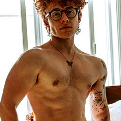 Atletiese Man met Tattoos – Sensuele Modelbeeld