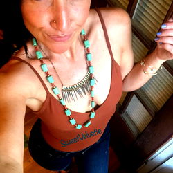 Pragtige Vrouelike Model in Streek Uitbeelding