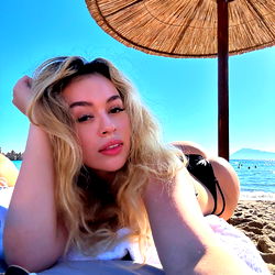 Pragtige Model op die Strand - Cassie Marrufo se Skouspelagtige Moment