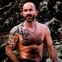 Mick Lover vier 5de jaar in 'n sensuele opstelling!