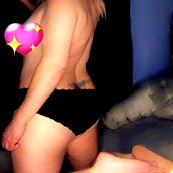 Pragtige vrou in swart blootrok in 'n sensuele posisie