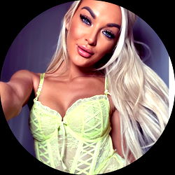 Pragtige OnlyFans Model in Groen - 'Demi's Double D's