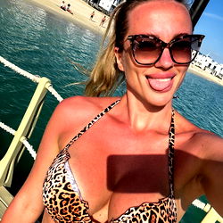 Sensuele Model in Leopard-Bikini by die See