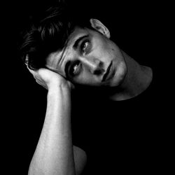 Pragtige model in die donker