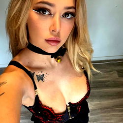 Pragtige OnlyFans Model in Swart Leer - 'n Sensuele Verwysing