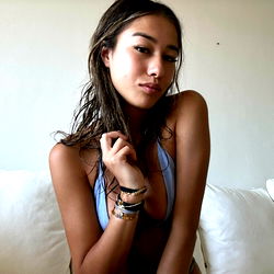 Pragtige Model in 'n Badpak – 'n Unieke Visuele Ervaring