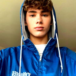 Model in 'n Hoodie – Unieke Foto