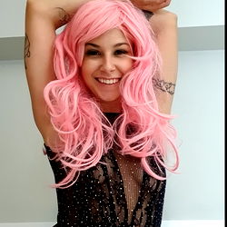 Pragtige Model in 'n Diep Donker Leer Ensui