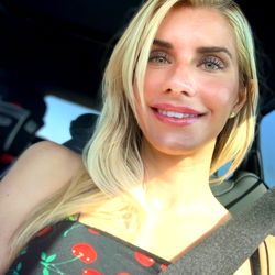 Pragtige Vrou in 'n Streek Stad