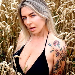 Pragtige vrou in swart badpak - OnlyFans Model