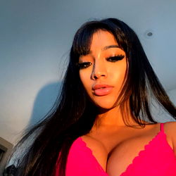 Sensuele Model in Rooi Kleed - Yasmina Khan