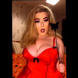 Pragtige Vrou in Rood - Amelia Skye VIP Model