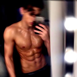 Speelse manlike model met perfekte gesondheid