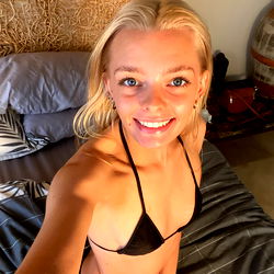 Pragtige Vroulike Model in 'n Streeks Omstandigheid