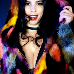 Pragtige Model in Stad met Dynamiese Kleurpalet