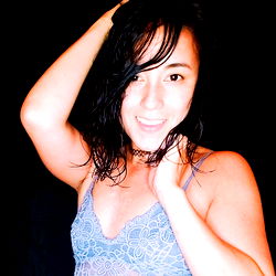 Pragtige Vrou in 'n Ligterugse Ensuiet – OnlyFans Model